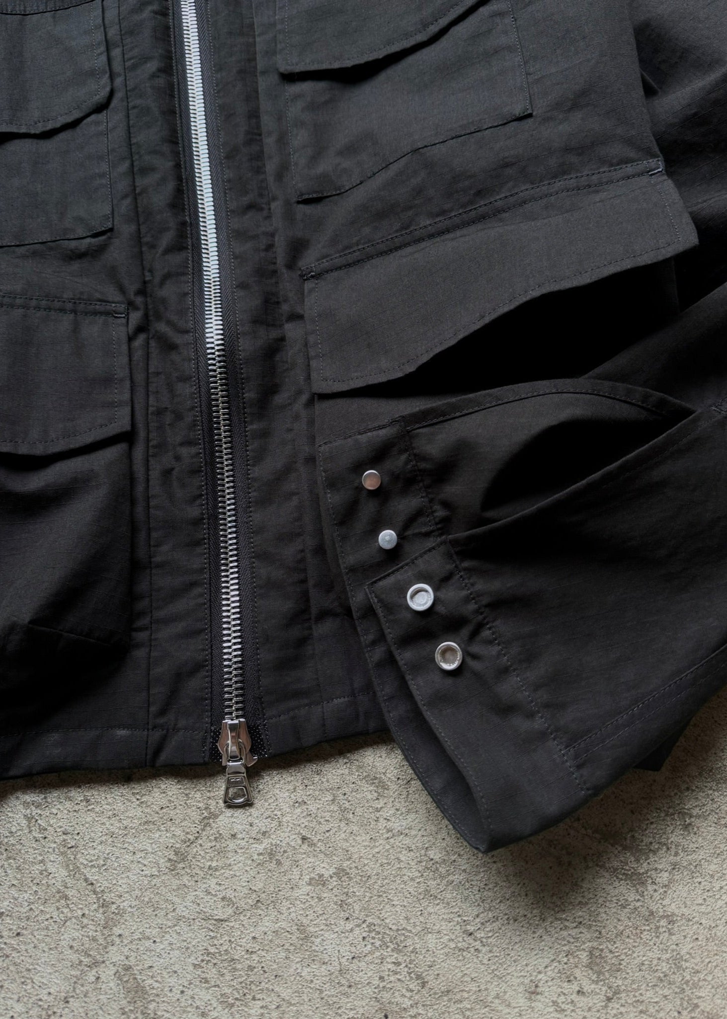 PHOTO OF NEVERSTRUGGLED BDU JACKET CUFF DETAILS, LOWER BODY FRONT, 2 WAY ZIPPER